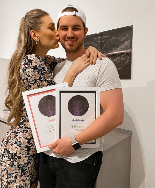 Junges Paar mit Galaxieregister Sterntaufe
